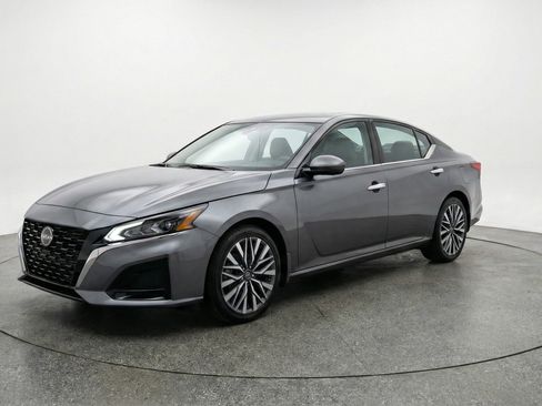 Used 2025 Nissan Altima 2.5 SV image 3