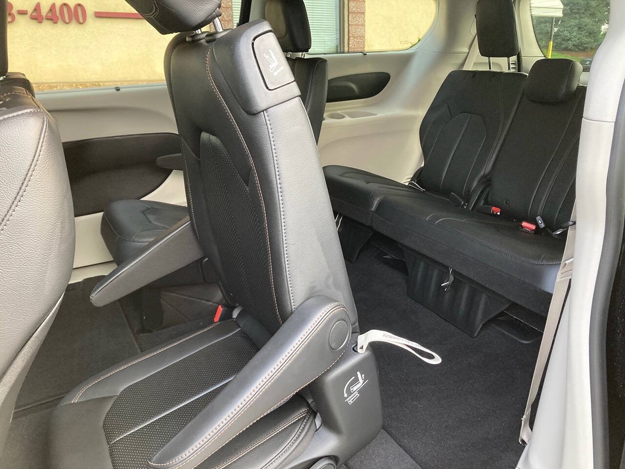 Used 2020 Chrysler Pacifica Touring-L FWD image 12