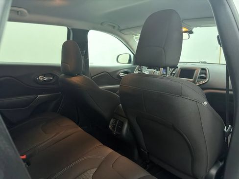 Used 2020 Jeep Cherokee Latitude FWD image 25
