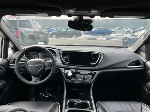 Used 2025 Chrysler Pacifica Limited image 36
