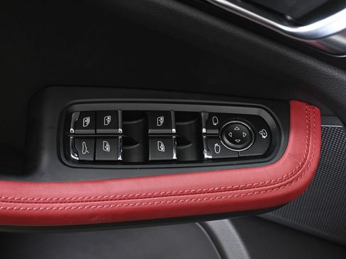 Used 2026 Porsche Macan AWD/4WD image 34