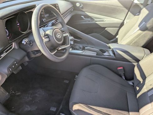 Certified 2023 Hyundai Elantra SE image 18