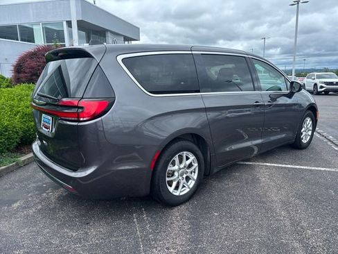 Used 2023 Chrysler Pacifica Touring-L FWD image 3
