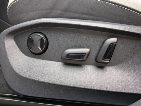 New 2026 Volkswagen Taos SE FWD image 21