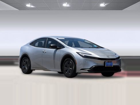 Used 2024 Toyota Prius LE FWD image 6