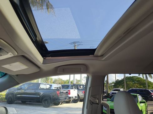 Used 2017 Toyota Sienna Limited image 21