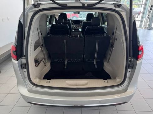 Used 2024 Chrysler Pacifica Touring-L FWD image 41