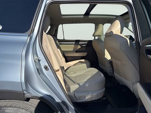 Used 2021 Toyota Highlander Platinum image 11
