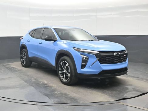 Used 2024 Chevrolet Trax RS w/ Sunroof Package FWD image 9