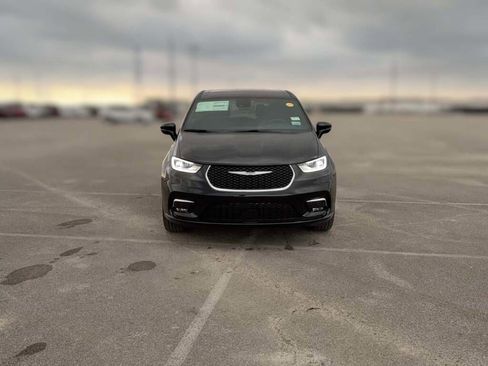 New 2026 Chrysler Pacifica Select image 2