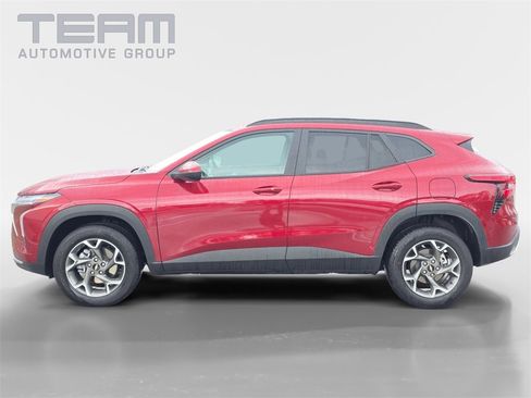 Used 2025 Chevrolet Trax LT w/ LT Convenience Package image 4