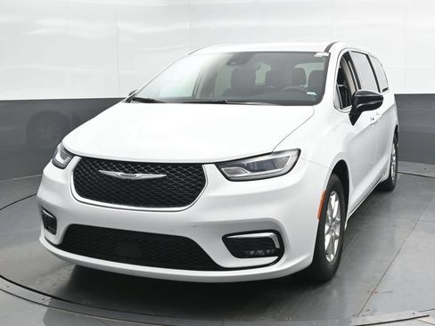 Used 2024 Chrysler Pacifica Touring-L FWD image 6