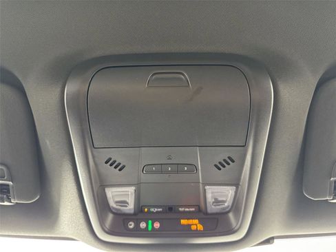 Used 2024 Buick Enclave Essence image 6