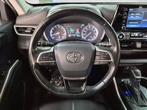 Used 2022 Toyota Highlander XLE FWD image 14