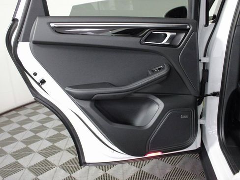 Certified 2026 Porsche Macan image 33