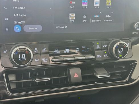 Used 2023 Toyota Highlander XLE AWD/4WD image 18