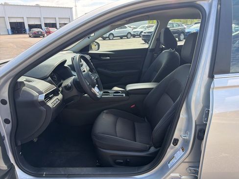 Used 2024 Nissan Altima 2.5 SV image 10
