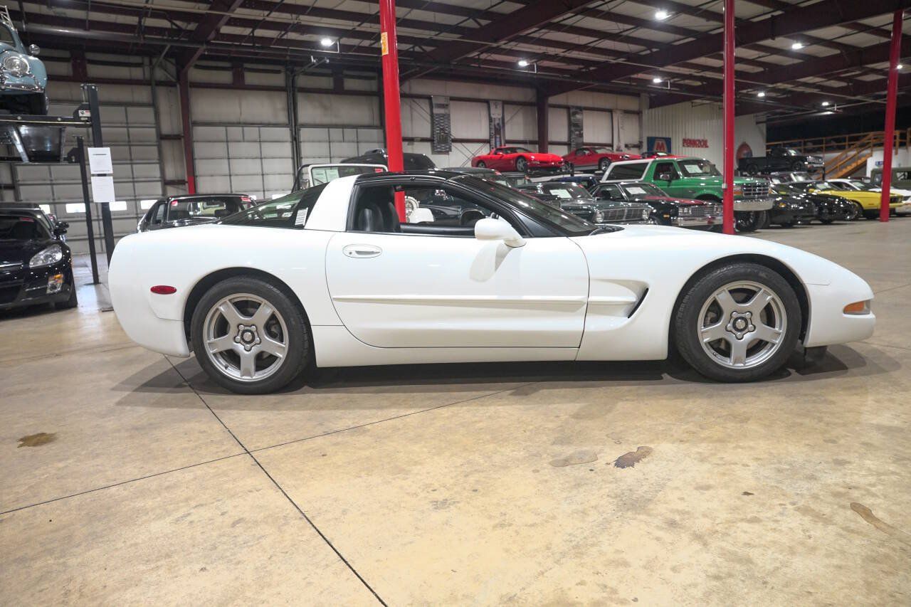 Used 1998 Chevrolet Corvette Coupe RWD image 10