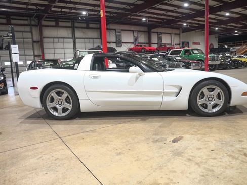 Used 1998 Chevrolet Corvette Coupe RWD image 10