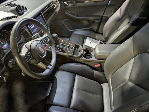 Certified 2024 Porsche Macan image 5