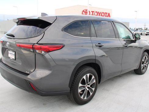 Used 2022 Toyota Highlander XLE image 3