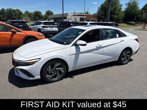Certified 2025 Hyundai Elantra Limited FWD image 9