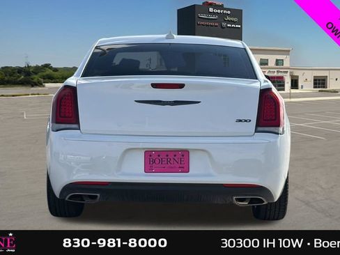 Used 2023 Chrysler 300 Touring w/ Sport Appearance Package RWD image 4