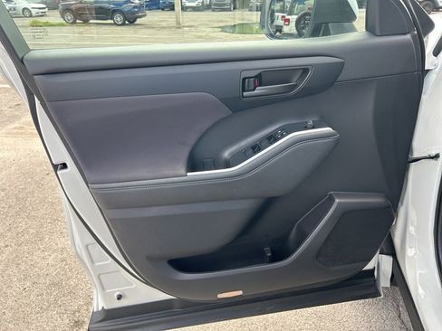 Used 2023 Toyota Highlander L image 36
