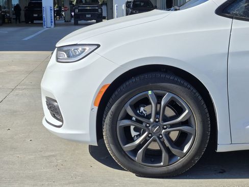 New 2026 Chrysler Pacifica Select image 10
