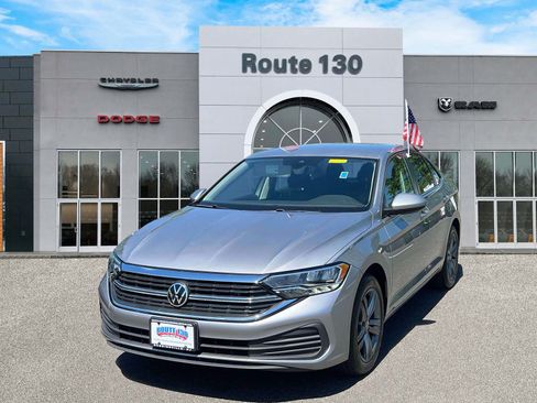 Used 2023 Volkswagen Jetta SE FWD image 2
