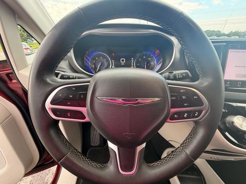 Used 2023 Chrysler Pacifica Touring-L FWD image 18