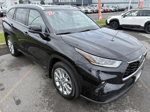 Used 2023 Toyota Highlander Limited AWD/4WD image 2