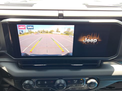 Used 2025 Jeep Gladiator Rubicon AWD/4WD image 19
