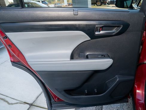 Certified 2025 Toyota Highlander XLE image 13