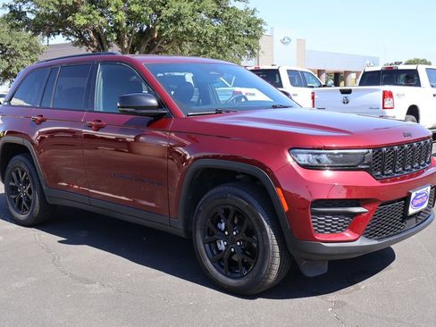 Used 2024 Jeep Grand Cherokee Altitude RWD image 9