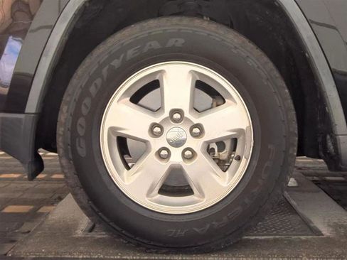 Used 2012 Jeep Grand Cherokee Laredo w/ Laredo E Group image 9