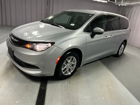 Used 2023 Chrysler Voyager LX image 3