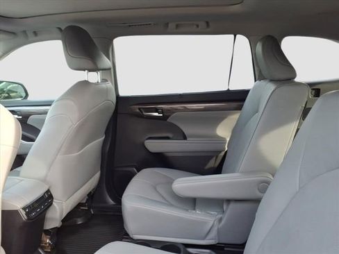 Used 2024 Toyota Highlander Platinum image 9