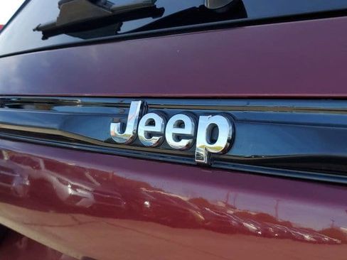 Used 2022 Jeep Grand Cherokee Limited w/ Luxury Tech Group II image 10