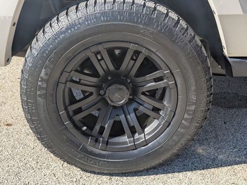 Used 2010 Jeep Commander Sport w/ Sun/Sound Group image 28