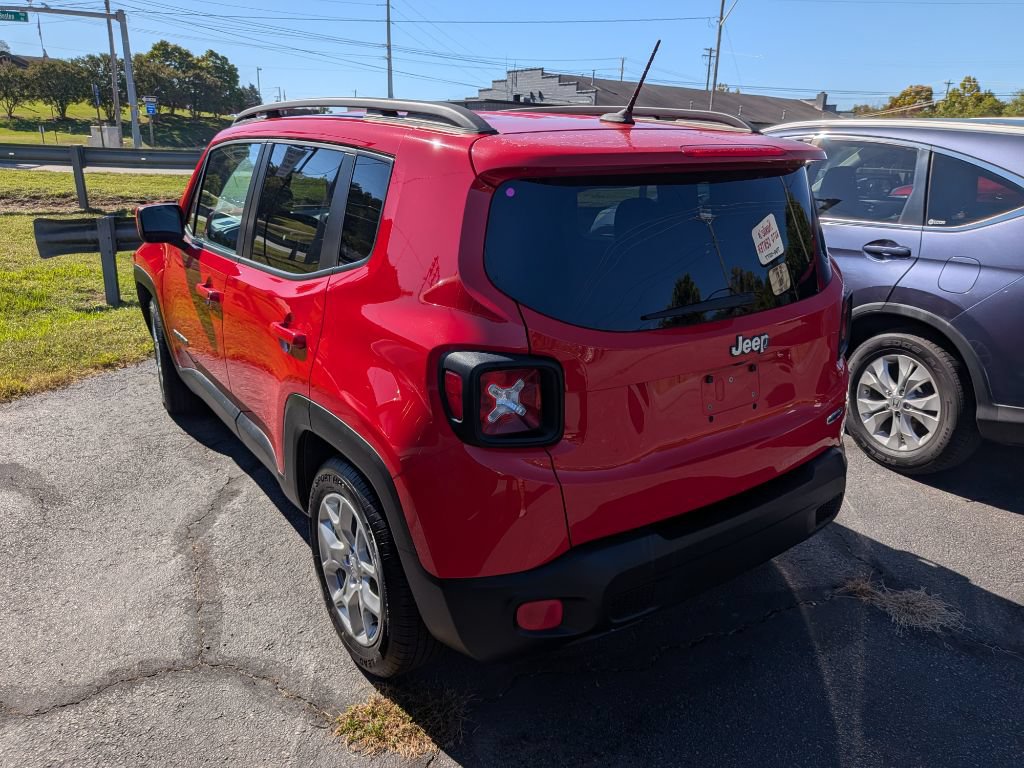 Used 2015 Jeep Renegade Latitude w/ Cold Weather Group FWD image 3