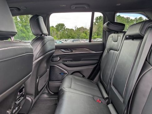 Used 2022 Jeep Grand Cherokee Overland AWD/4WD image 19