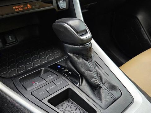 Used 2022 Toyota RAV4 XLE Premium image 14