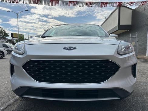 Used 2020 Ford Escape SE FWD image 2