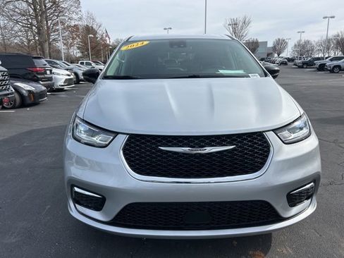 Used 2024 Chrysler Pacifica Touring-L image 2