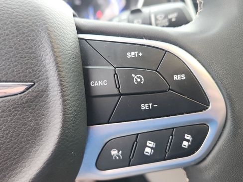 Used 2024 Chrysler Pacifica Touring-L FWD image 16