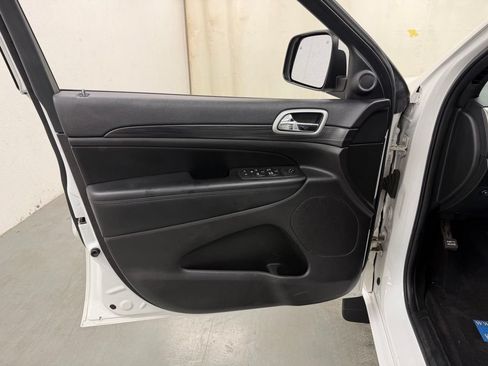 Used 2019 Jeep Grand Cherokee Altitude AWD/4WD image 17
