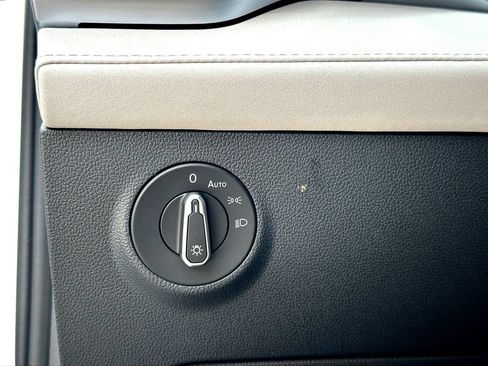 Certified 2025 Volkswagen Taos SE FWD image 18