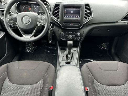 Used 2019 Jeep Cherokee Latitude w/ Popular Appearance Group FWD image 3
