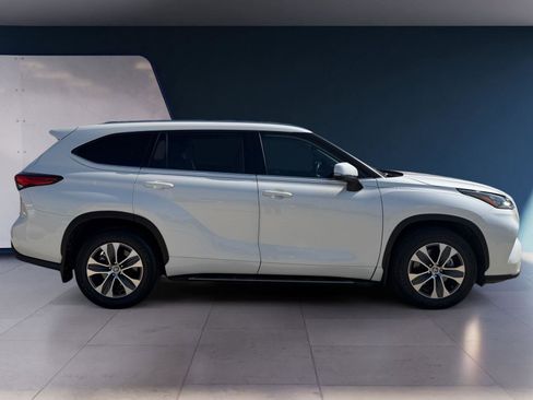 Used 2020 Toyota Highlander XLE image 6